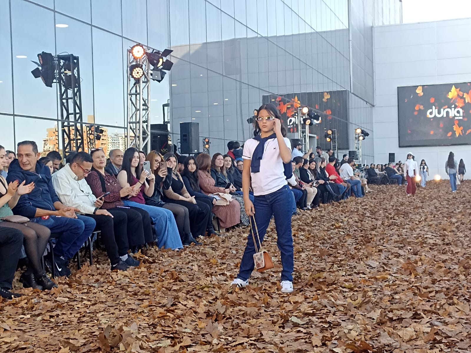 Niños y adolescentes conquistan la pasarela en un show mágico de otoño