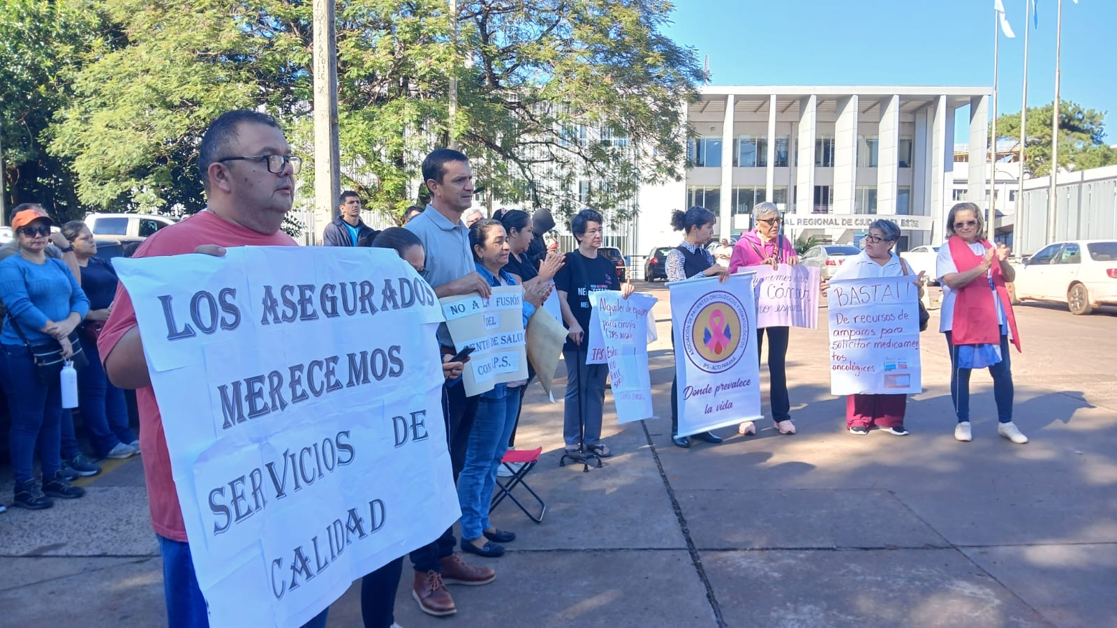 Asegurados y jubilados del IPS de CDE se manifiestan en la fecha
